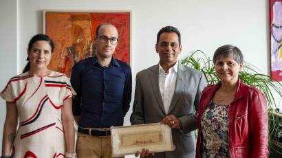 (Z leve proti desni) Doc. dr. Nina Petek, izr. prof. dr. Luka Repanšek, Nj. Eksc. Amit Narang in dekanja Filozofske fakultete prof. dr. Mojca Schlamberger Brezar