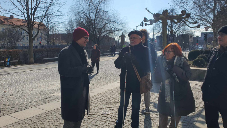 Udeleženci sprehoda po Ljubljani so se zbrali pred Zoisovo palačo. 