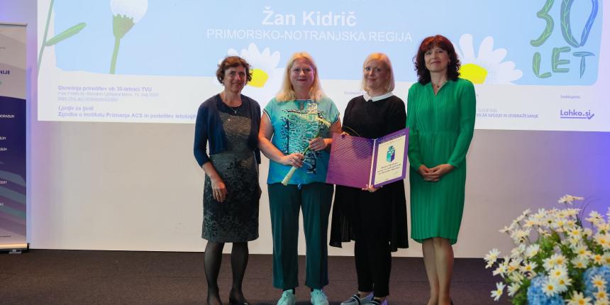 (Od leve proti desni): mag. Branka Hrast Debeljak, generalna direktorica, Direktorat za srednje in višje šolstvo ter izobraževanje odraslih, Urška Gruden, koordinatorka projekta Modra fakulteta FF pri Centru za izobraževanje FF, doc. dr. Mojca Leskovec, vodja Centra za izobraževanje FF, dr. Nataša Potočnik, direktorica Andragoškega centra Republike Slovenije  (foto: Črt Piksi)